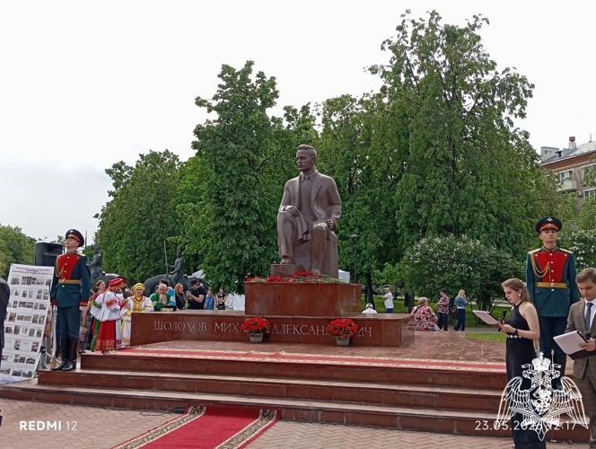 кадеты приняли участие в торжестве у памятника Шолохову на Волжском бульваре